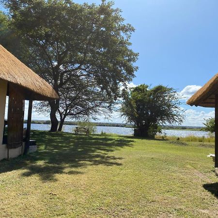 Big 5 Toro Lodge Kasane Exteriör bild