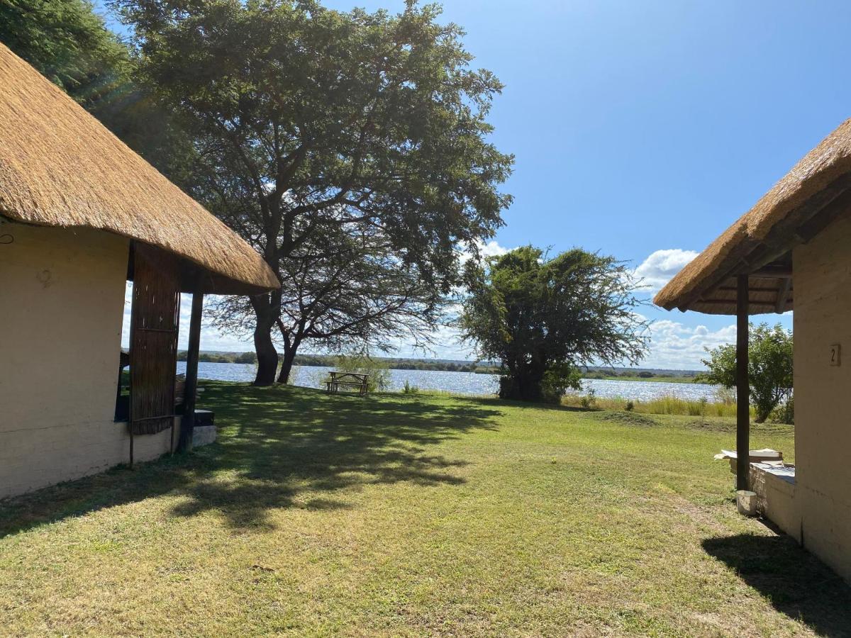Big 5 Toro Lodge Kasane Exteriör bild