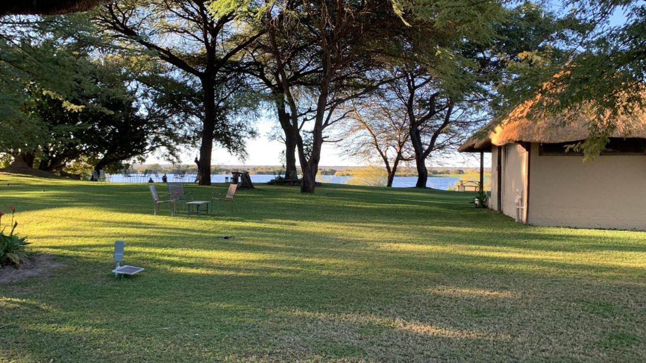 Big 5 Toro Lodge Kasane Exteriör bild