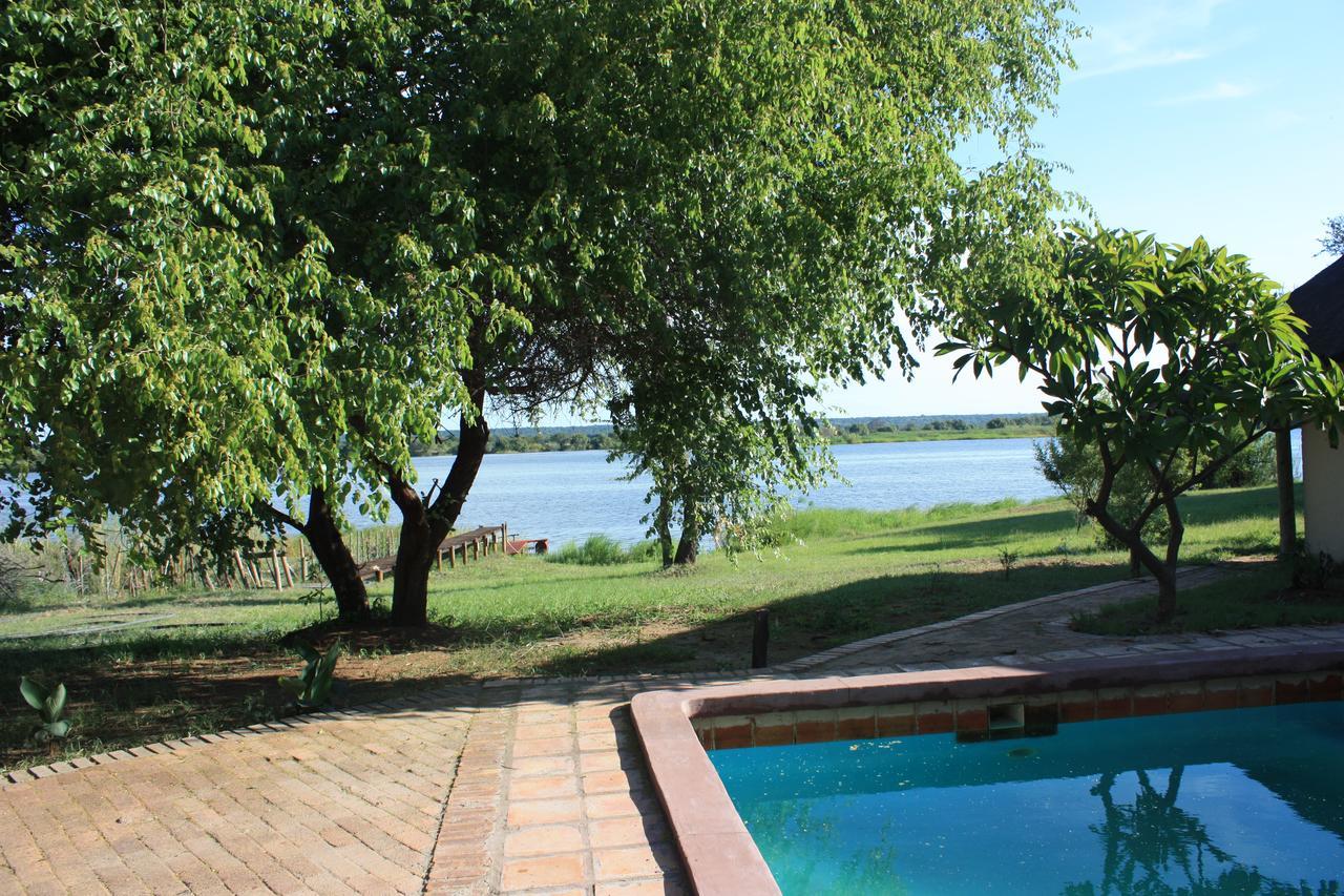 Big 5 Toro Lodge Kasane Exteriör bild